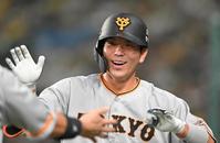 　６回、満塁弾を放ち、ナインとタッチを交わす大城卓（撮影・高部洋祐）