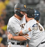 　６回、満塁弾を放ち、大久保コーチ（右）に抱きしめられる大城卓（撮影・高部洋祐）