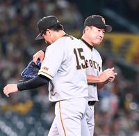 　原監督（右）から交代を告げられ、９回途中で降板する大勢（１５）＝撮影・飯室逸平