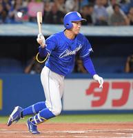 　６回、岡林は右線に走者一掃の３点適時三塁打を放つ（撮影・佐藤厚）