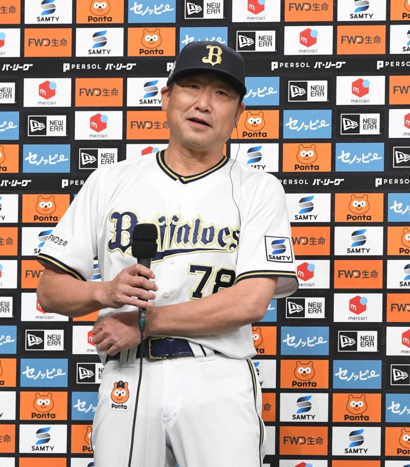 　優勝インタビューで喜びを語る中嶋監督（撮影・北村雅宏）