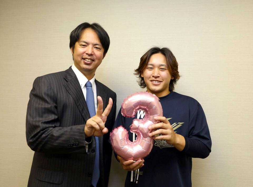 　Ｖ３を達成し井川慶氏（左）と笑顔で写真に納まる宮城