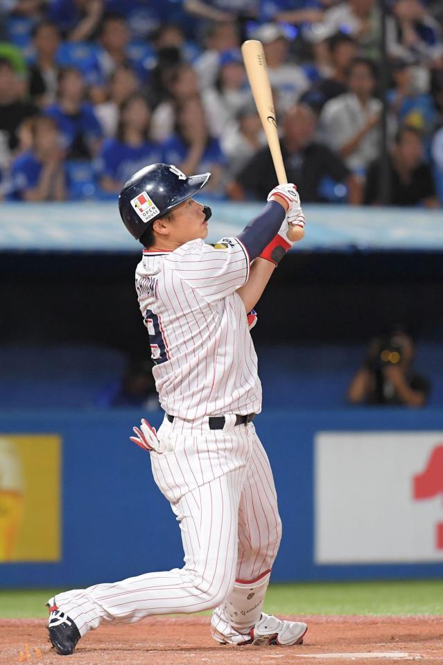 　４回、塩見は中越えに７号満塁本塁打を放つ（撮影・佐藤厚）