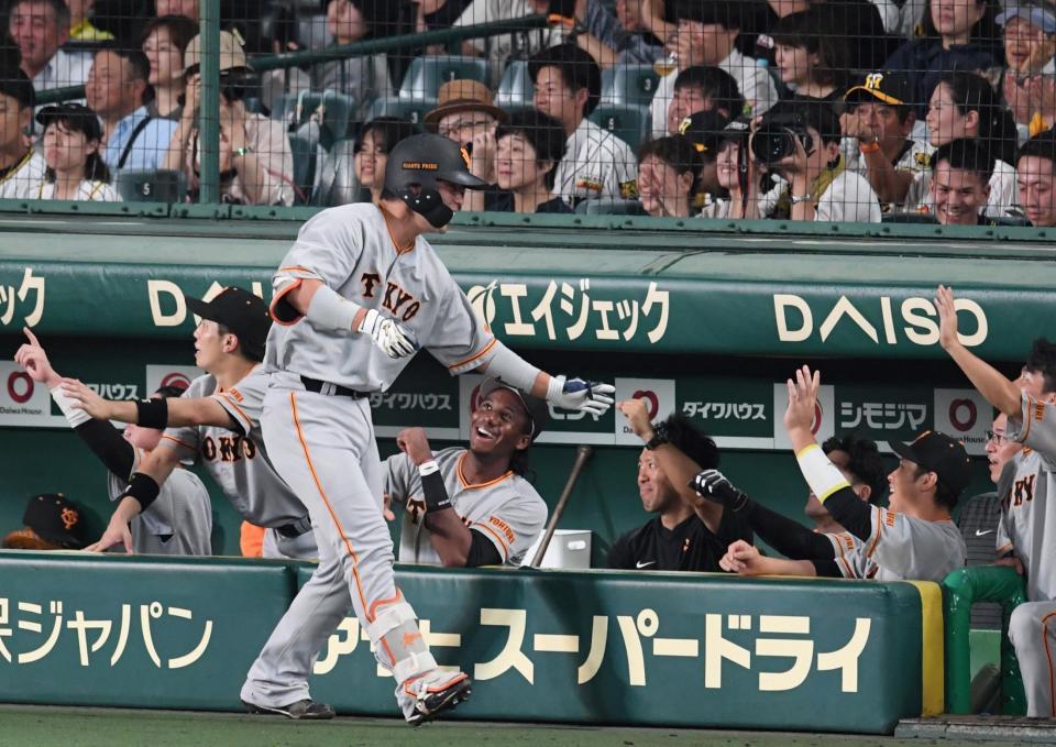 　６回、代打満塁本塁打を放った大城卓はナインとタッチを交わす（撮影・中田匡峻）