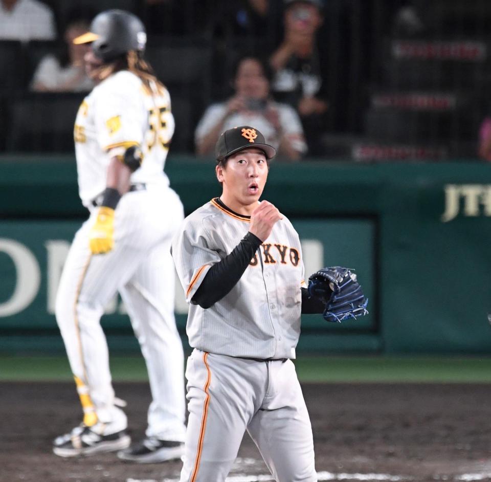 　９回、ミエセス（後方）にソロを浴びた大勢（撮影・中田匡峻）