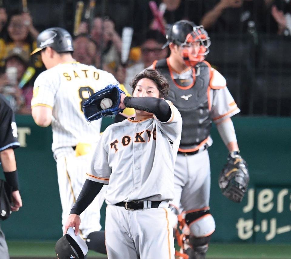 　９回、佐藤輝（後方左）に２ランを浴びた大勢（撮影・中田匡峻）