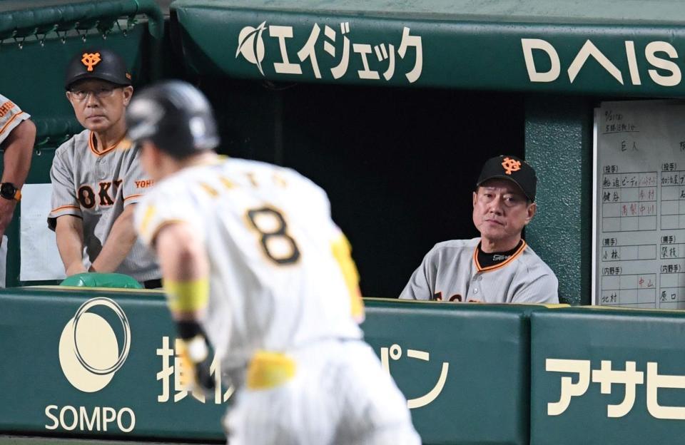 　９回、大勢が佐藤輝（手前）に２ランを浴び、険しい表情の原監督（右）＝撮影・中田匡峻