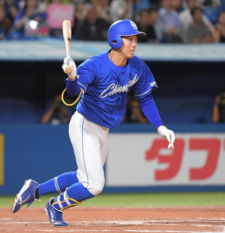 　６回、岡林は右線に走者一掃の３点適時三塁打を放つ（撮影・佐藤厚）