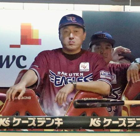 　９回、西武にリードを許す展開にさえない表情の石井監督
