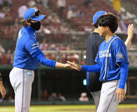 　２勝目を挙げた金村（右）とハイタッチする新庄監督（撮影・伊藤笙子）