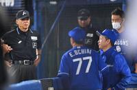 　試合中断中、審判と話す立浪監督（右）＝撮影・西岡正