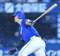 　３回、左翼線に先制打を放つ細川（撮影・西岡正）