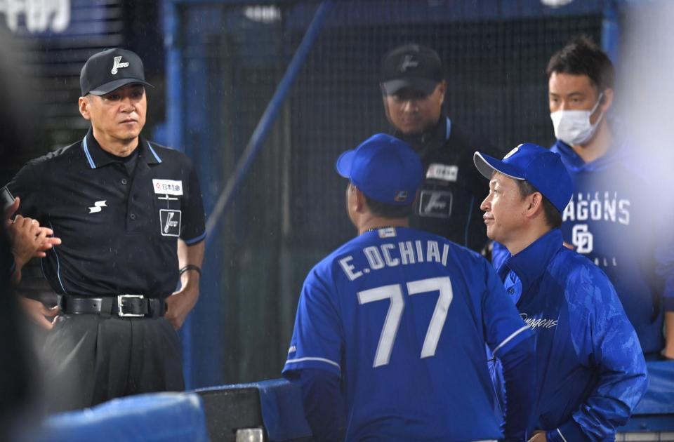 　試合中断中、審判と話す立浪監督（右）＝撮影・西岡正