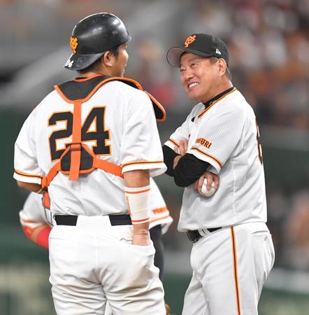 　７回、投手交代を告げ、マウンドで大城卓（左）と話す原監督（撮影・西岡正）