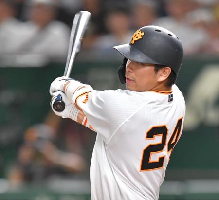 　３回、勝ち越しとなる左犠飛を放つ大城卓（撮影・西岡正）