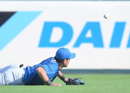 　４回、辰己の打球を追いかけ前進するも届かず、後逸する野村（記録は二塁打）＝撮影・伊藤笙子