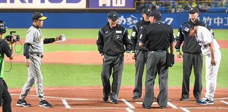 　試合前のメンバー表交換の際に深々と頭を下げる高津監督（右）と、手を上げて反応する岡田監督（撮影・高部洋祐）