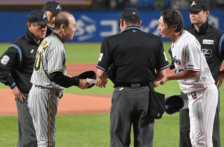 　高津監督（右）と試合前のメンバー表交換を行う岡田監督（撮影・高部洋祐）