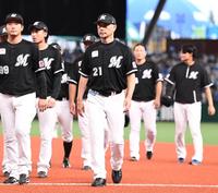 　ベンチに引きあげる吉井監督（中央）＝撮影・園田高夫