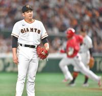 　７回、末包（右）に勝ち越しソロを浴びる菅野（撮影・西岡正）