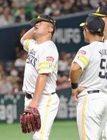 　４回、降板を告げられ厳しい表情の森（左）