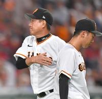 　７回、厳しい表情で船迫（右）に降板を告げる原監督（撮影・西岡正）