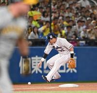 　３回、ノイジーの打球をエラーする村上（撮影・金田祐二）