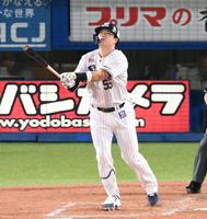 　４回、村上が右越えに２ランを放つ（撮影・堀内翔）