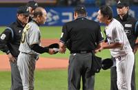 　高津監督（右）と試合前のメンバー表交換を行う岡田監督（撮影・高部洋祐）