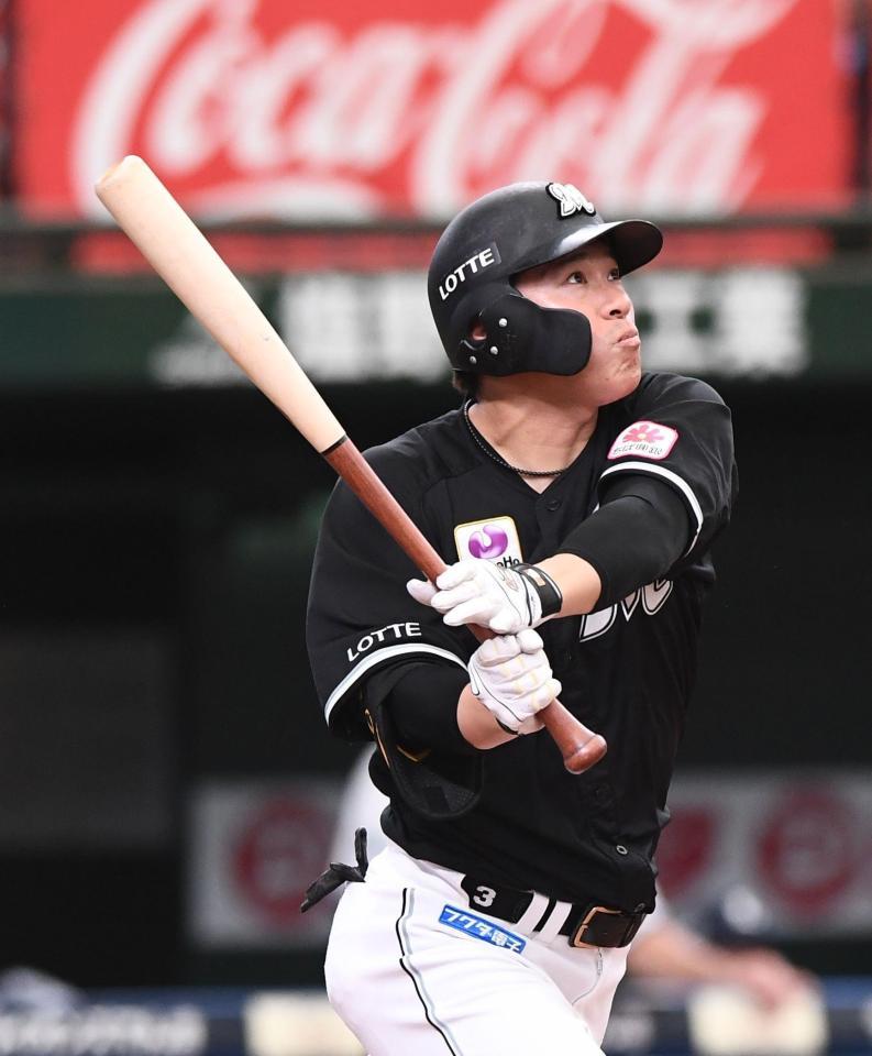 　４回、右越え同点ソロを放った角中（撮影・園田高夫）