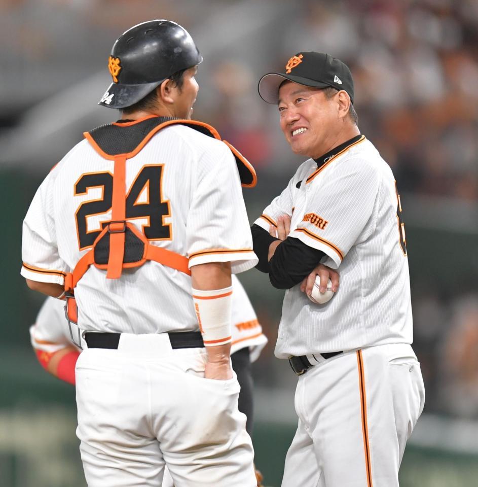 　７回、投手交代を告げ、マウンドで大城卓（左）と話す原監督（撮影・西岡正）