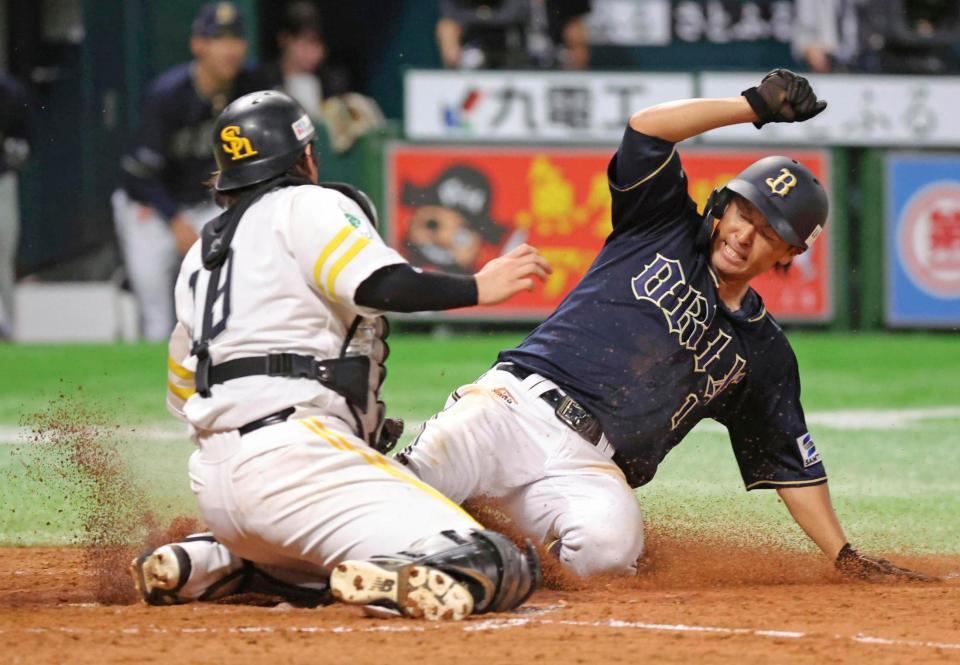 　４回、Ｔ－岡田の右犠飛で福田（右）が生還する