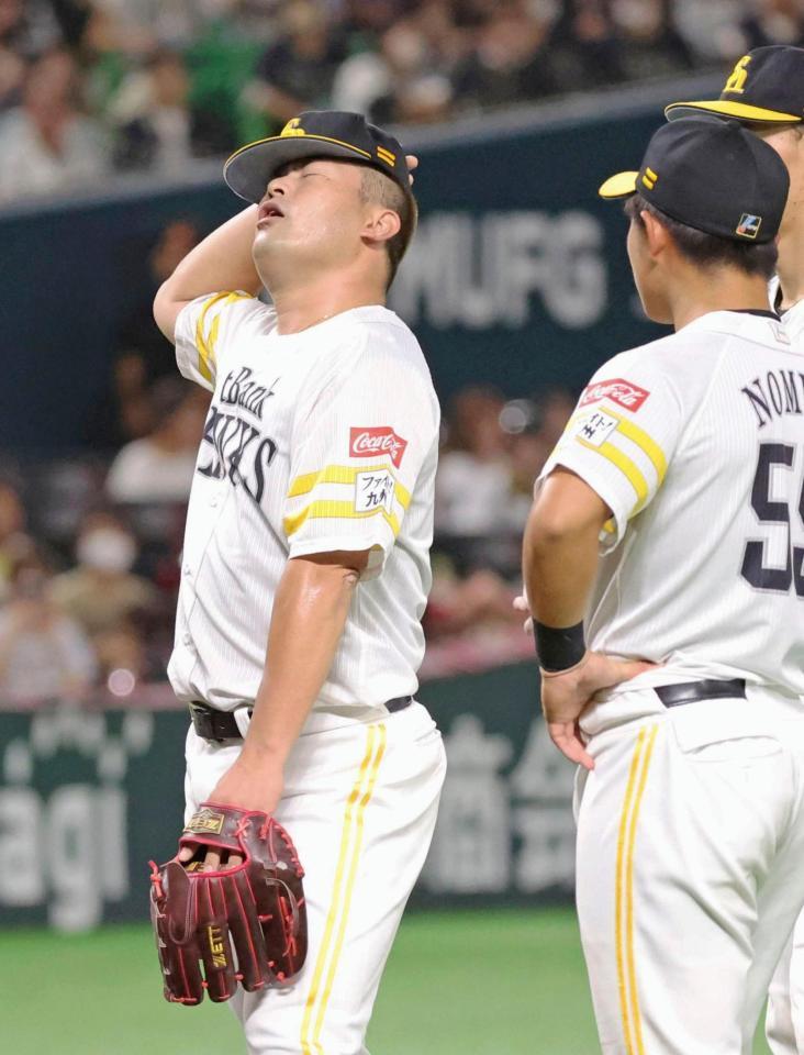 　４回、降板を告げられ厳しい表情の森（左）