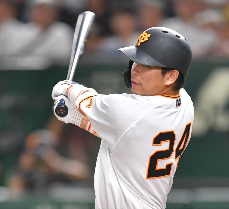 　３回、勝ち越しとなる左犠飛を放つ大城卓（撮影・西岡正）