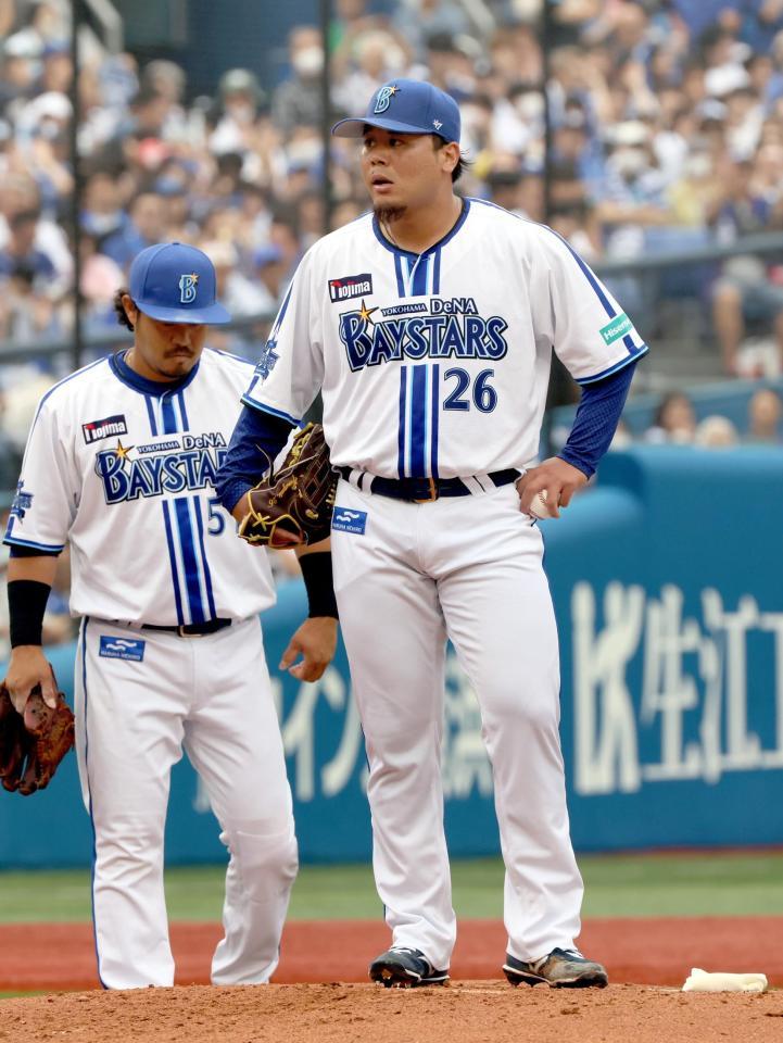 　２回、高橋宏に先制打を許した浜口（右）