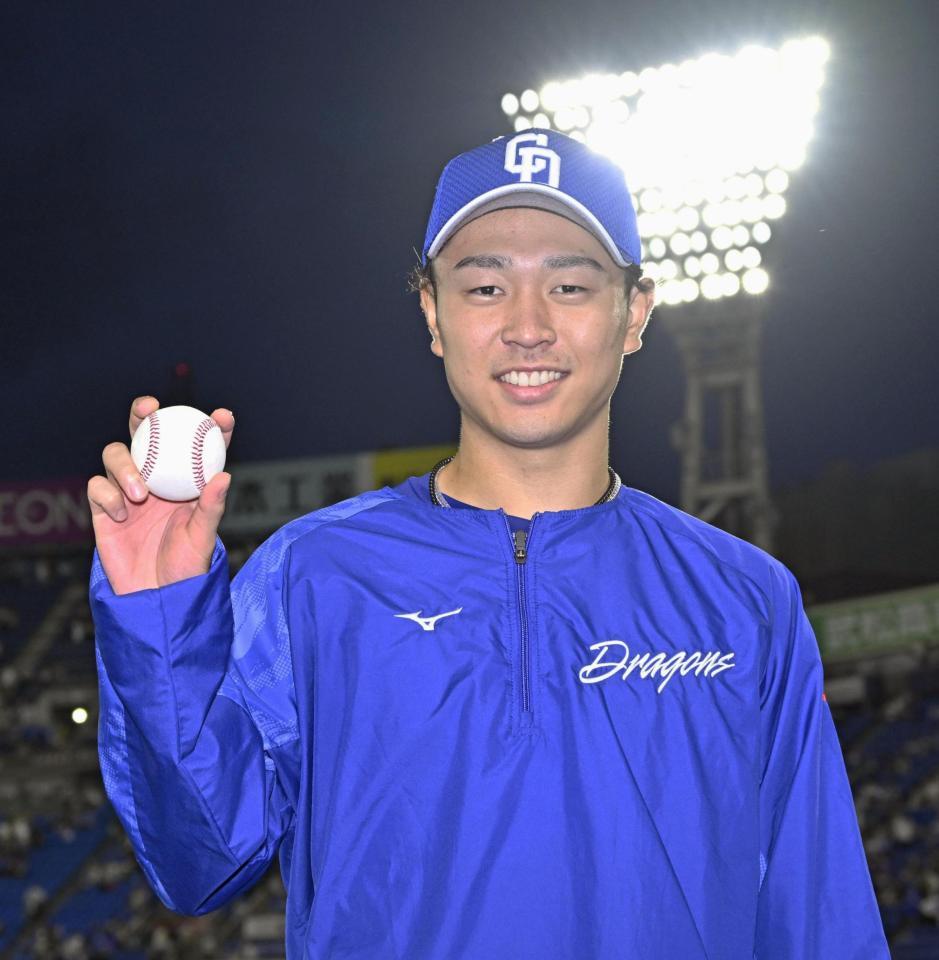 　７勝目を挙げ、ウイニングボールを手にポーズをとる高橋宏