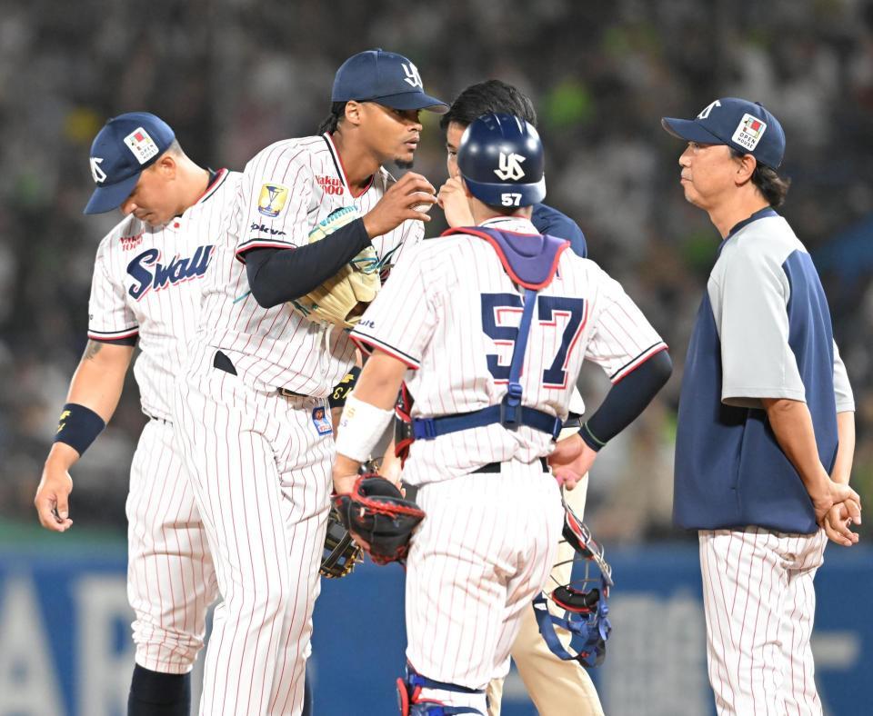 　３回、阪神打線に打ち込まれ、マウンドに集まるロドリゲス（左から２人目）らヤクルトナイン（撮影・高部洋祐）