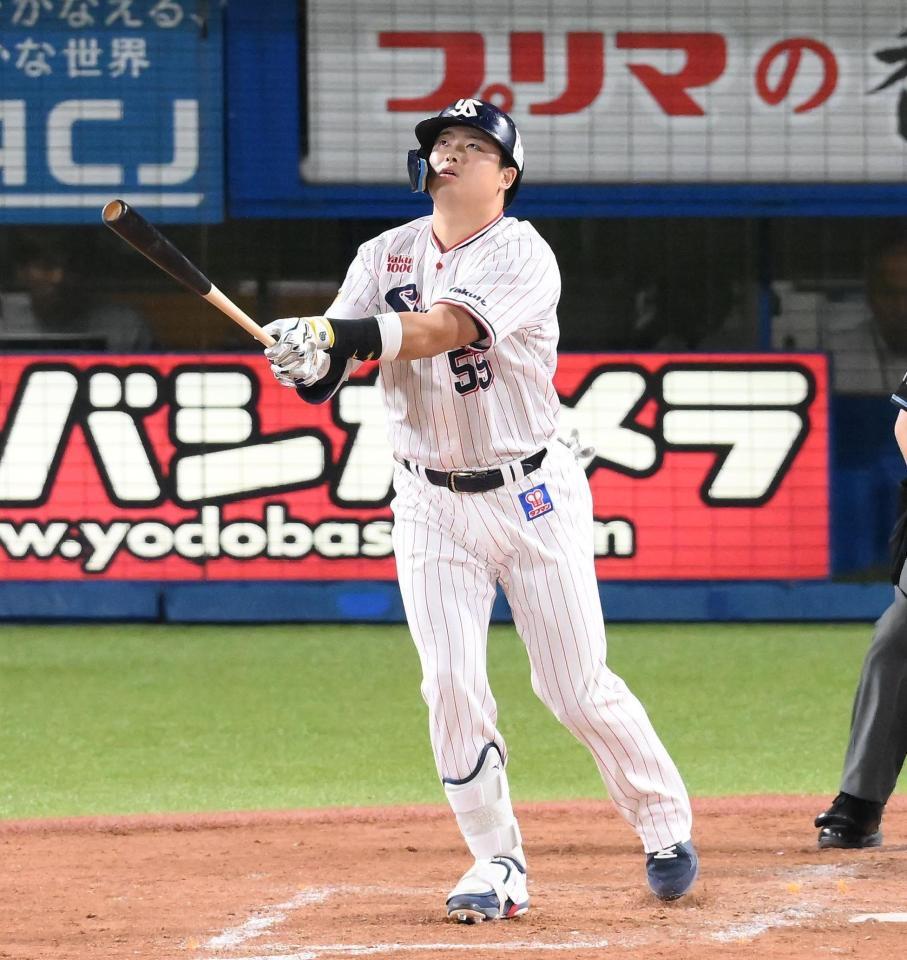 　４回、村上が右越えに２ランを放つ（撮影・堀内翔）