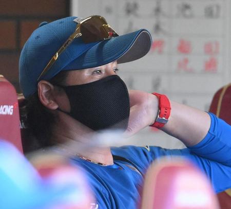 　７回、長谷川に代えて登板させた山本拓が浅村に同点適時二塁打を浴び、厳しい表情の新庄監督（撮影・伊藤笙子）