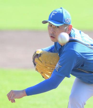 　力投する先発の加藤貴（撮影・伊藤笙子）