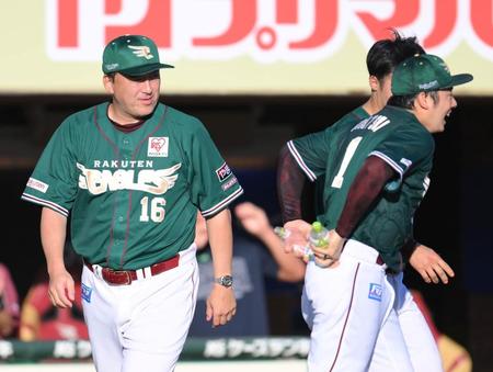 　サヨナラ勝ちの喜びですっかりずぶ濡れの松井裕（右）らを見つめる石井監督（撮影・伊藤笙子）