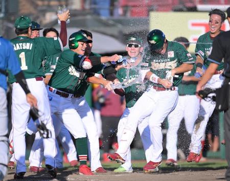 　９回、サヨナラ２ランを放ち、本塁上で水を浴びる島内（右）＝撮影・伊藤笙子