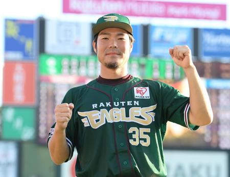 　サヨナラ２ランを放ち、試合後笑みを浮かべる島内（撮影・伊藤笙子）