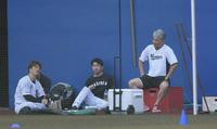　試合前、外野で先発投手陣の（左から）美馬、種市と言葉を交わす吉井監督（撮影・開出牧）