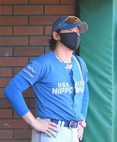 　７回、浅村を迎え、投手交代をする前に立ち止まり思考を巡らせる新庄監督（撮影・伊藤笙子）