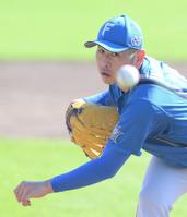 　力投する先発の加藤貴（撮影・伊藤笙子）