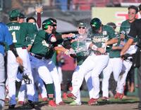 　９回、サヨナラ２ランを放ち、本塁上で水を浴びる島内（右）＝撮影・伊藤笙子