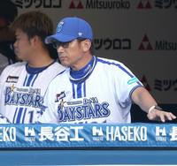 　７回、ベンチで戦況を見つめる三浦監督