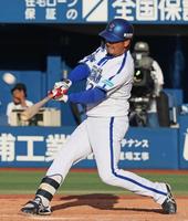 　８回、中前打を放つ代打・藤田