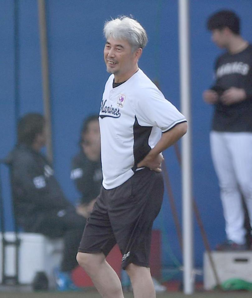 　外野で練習を見守る吉井監督（撮影・開出牧）
